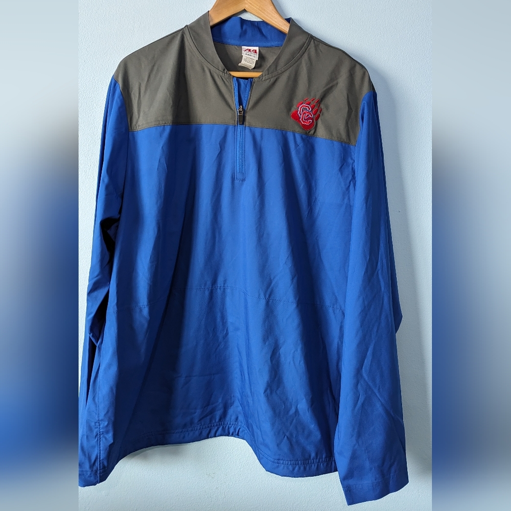 Colorado College. Wind breaker pull over with 2 deep front pockets
